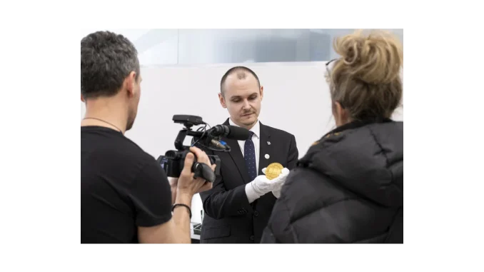 Ceny zlata klesají kvůli inflaci a geopolitice